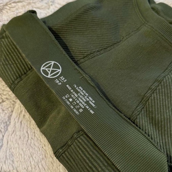 Dark green cropped sports top - Picture 4 of 4